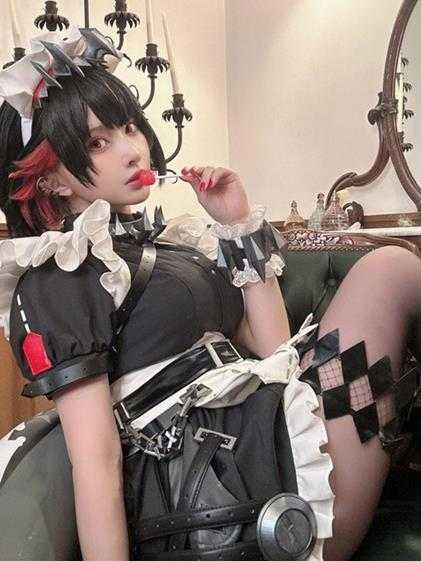 COSPLAY图赏：大马正妹COS《星铁》卡夫卡 内衣御姐成熟好身材