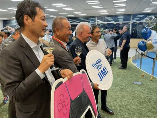 索尼欢送吉姆·瑞恩!把他的头印在饼干上