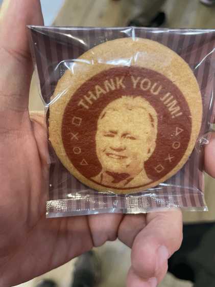 索尼欢送吉姆·瑞恩!把他的头印在饼干上