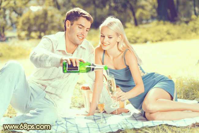 Photoshop将草地情侣图片制作出复古的淡黄色