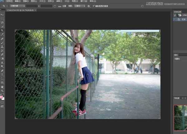 Photoshop调出操场上清纯女学生照片清新柔美暖色调效果