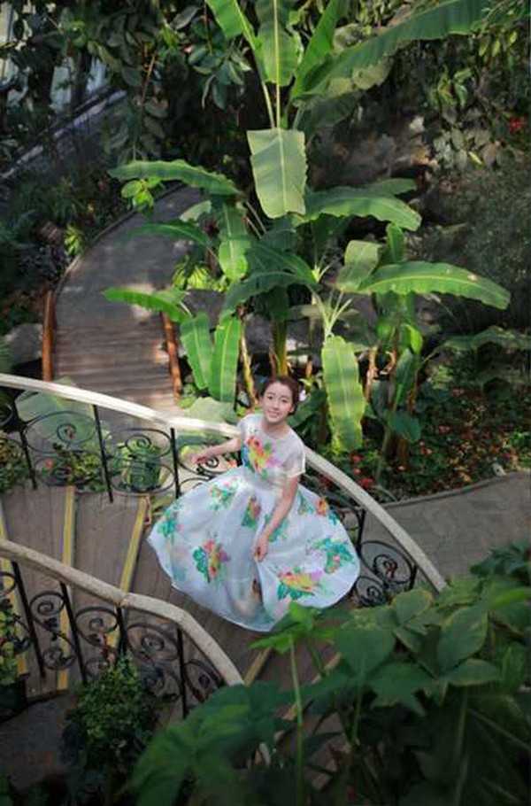 Photoshop调出甜美的暗青色夏季美女图片